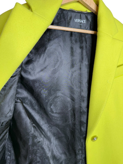 Cappotto lungo Versace giallo fluo in lana con bottoni argento