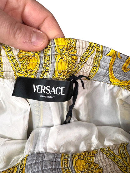 Shorts Versace in seta stampa barocca grigio e oro, nuovi con cartellino