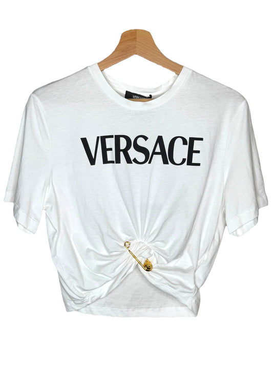 T-shirt crop Versace con logo e spilla Medusa dorata – Taglia 42 – Nuova con cartellino