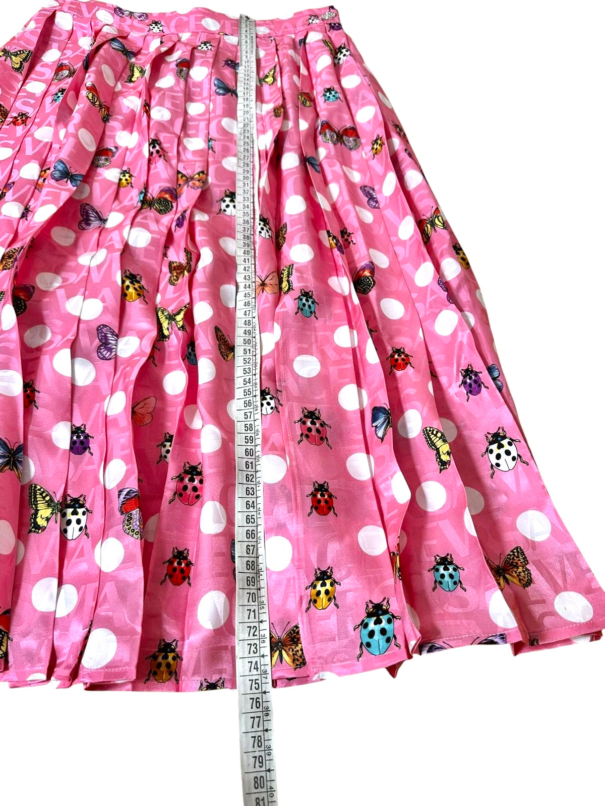 Versace gonna midi plissettata rosa con pois e stampa farfalle e coccinelle