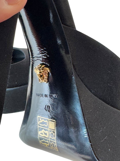Versace Décolleté in Raso Nero con Plateau, Tacco Largo e Cinturino Gioiello – Taglia 40