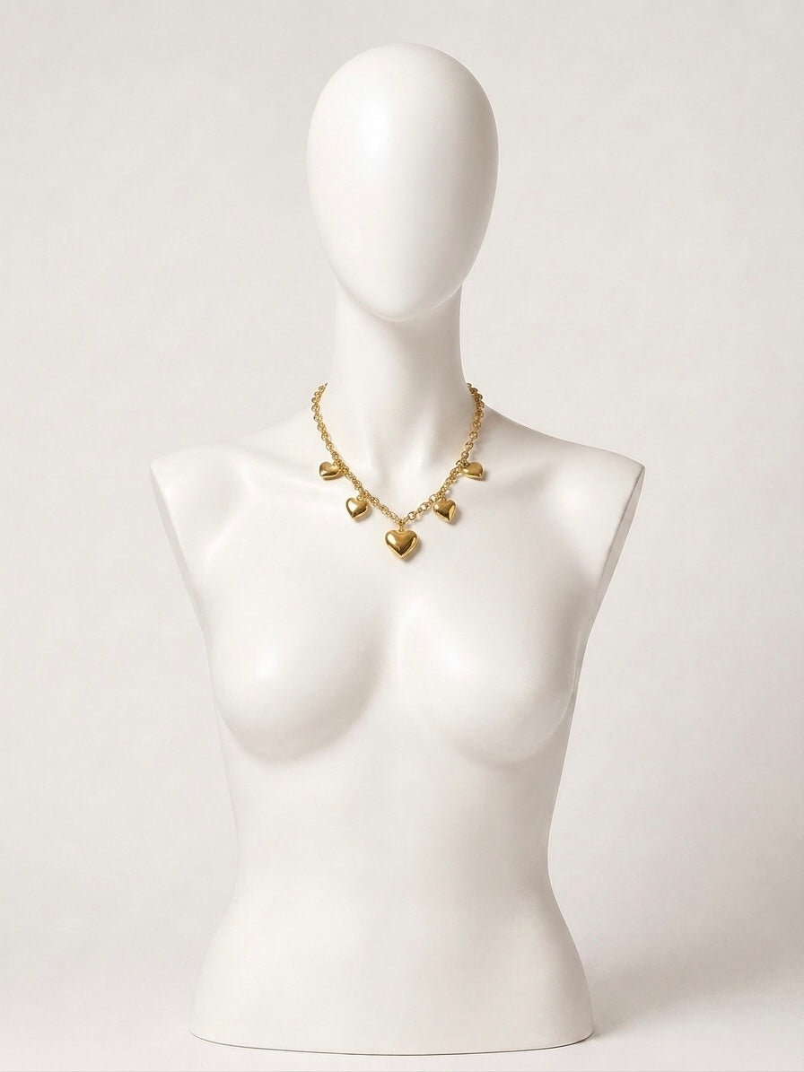 Collana dorata con cuori pendenti