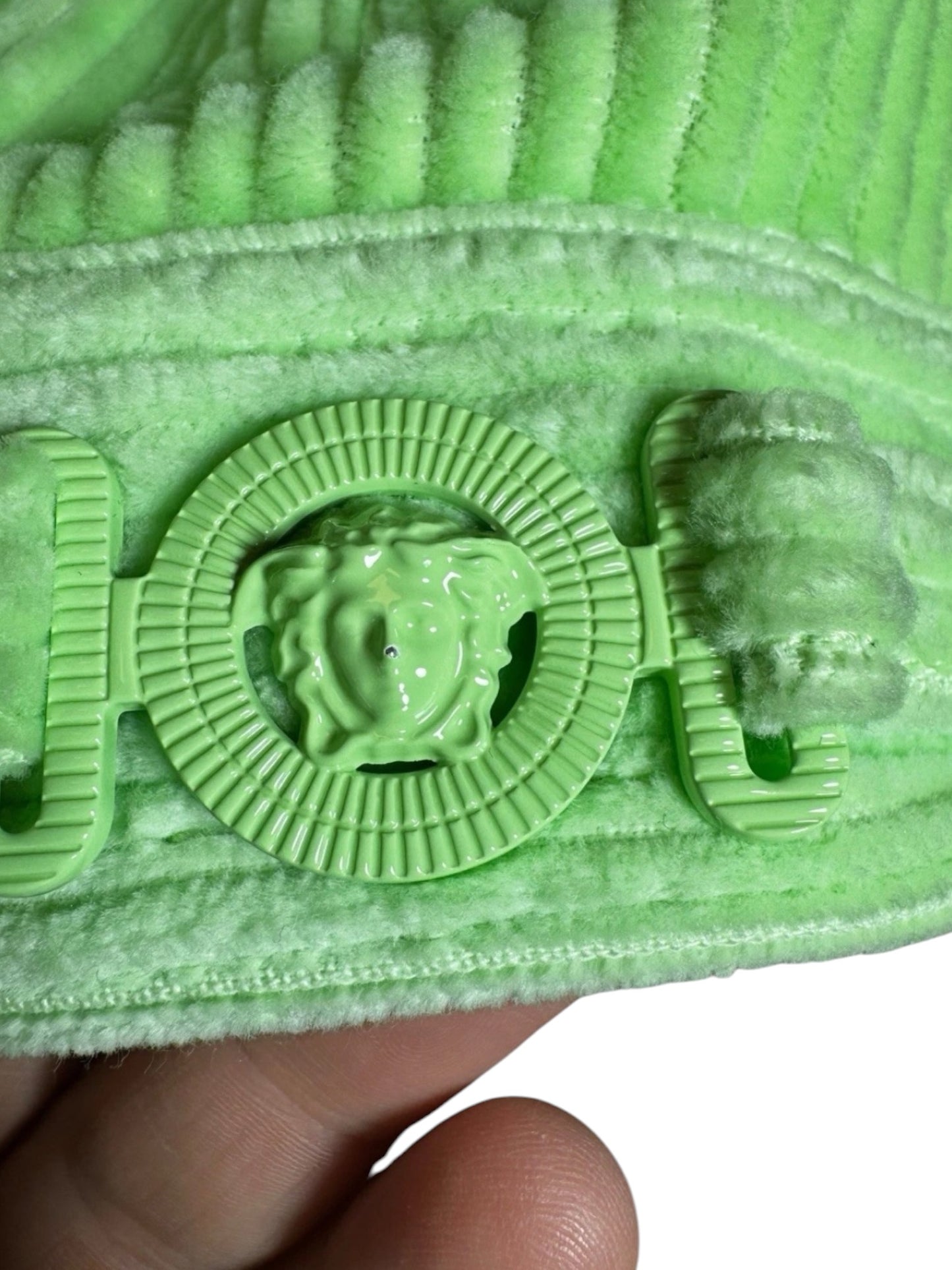 Giacca Versace in velluto a coste verde lime con bottoni

Medusa - Made in Italy.