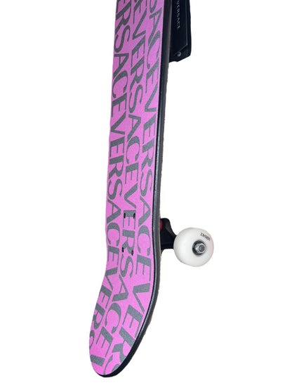 Versace Skateboard Set con Tavola Logo Repeat, Ruote e Custodia