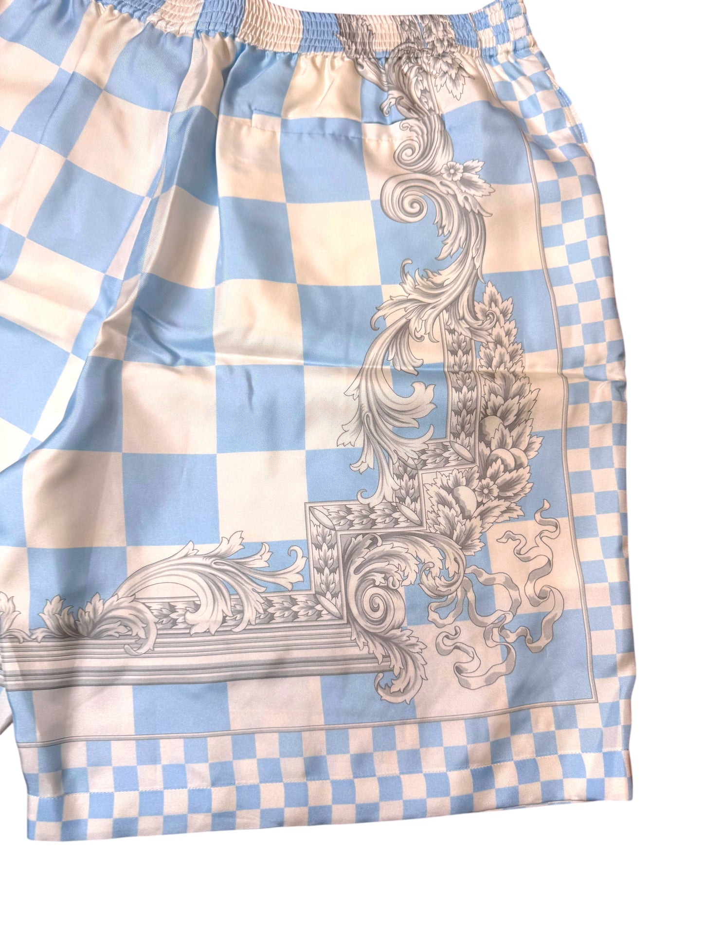 Shorts Versace in seta a quadri azzurri con cornice barocca