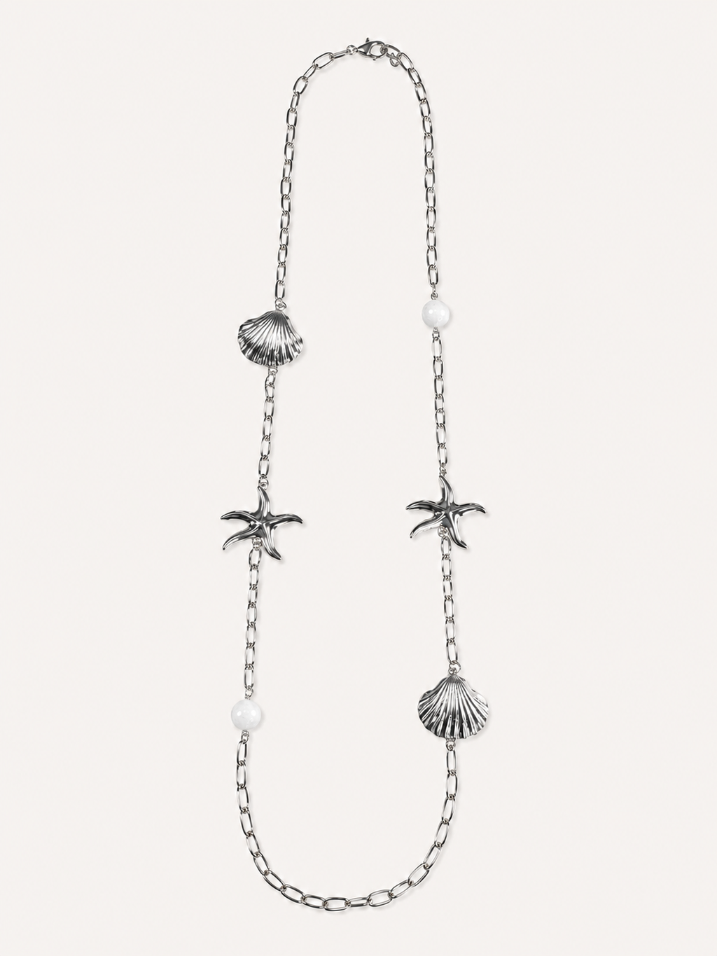 Collana lunga argentata con conchiglie e stelle marine