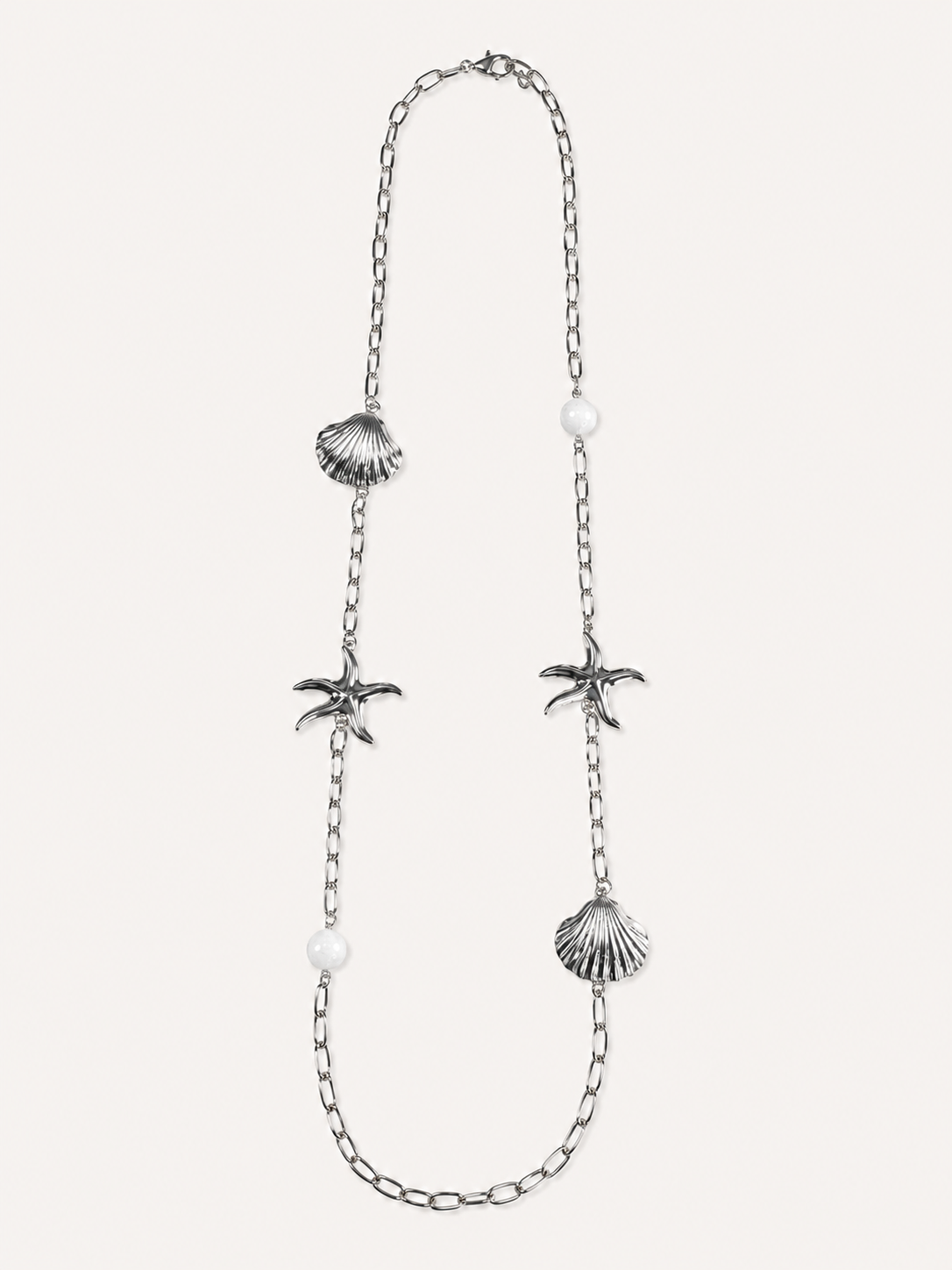 Collana lunga argentata con conchiglie e stelle marine