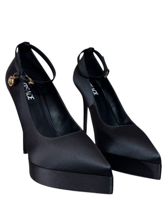 Versace Décolleté in Raso Nero con Plateau e Tacco a Spillo – Medusa Charm