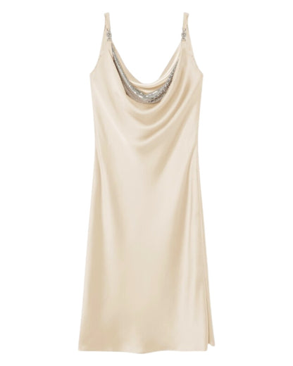 Vestito Versace in raso champagne con scollo drappeggiato e dettagli metallici