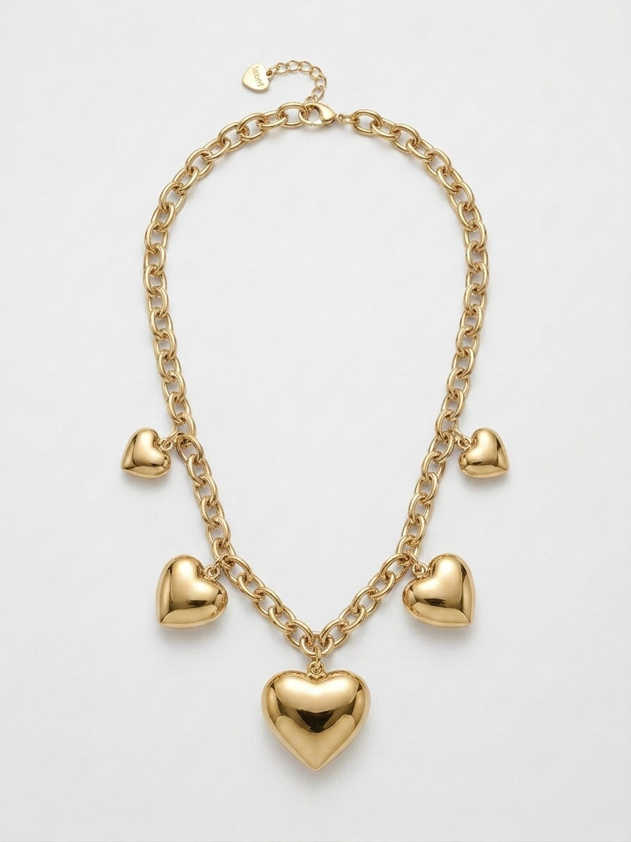 Collana dorata con cuori pendenti