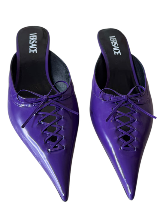 Versace Mules in Vernice Viola con Lacci e Tacco in Metallo – Taglia 40