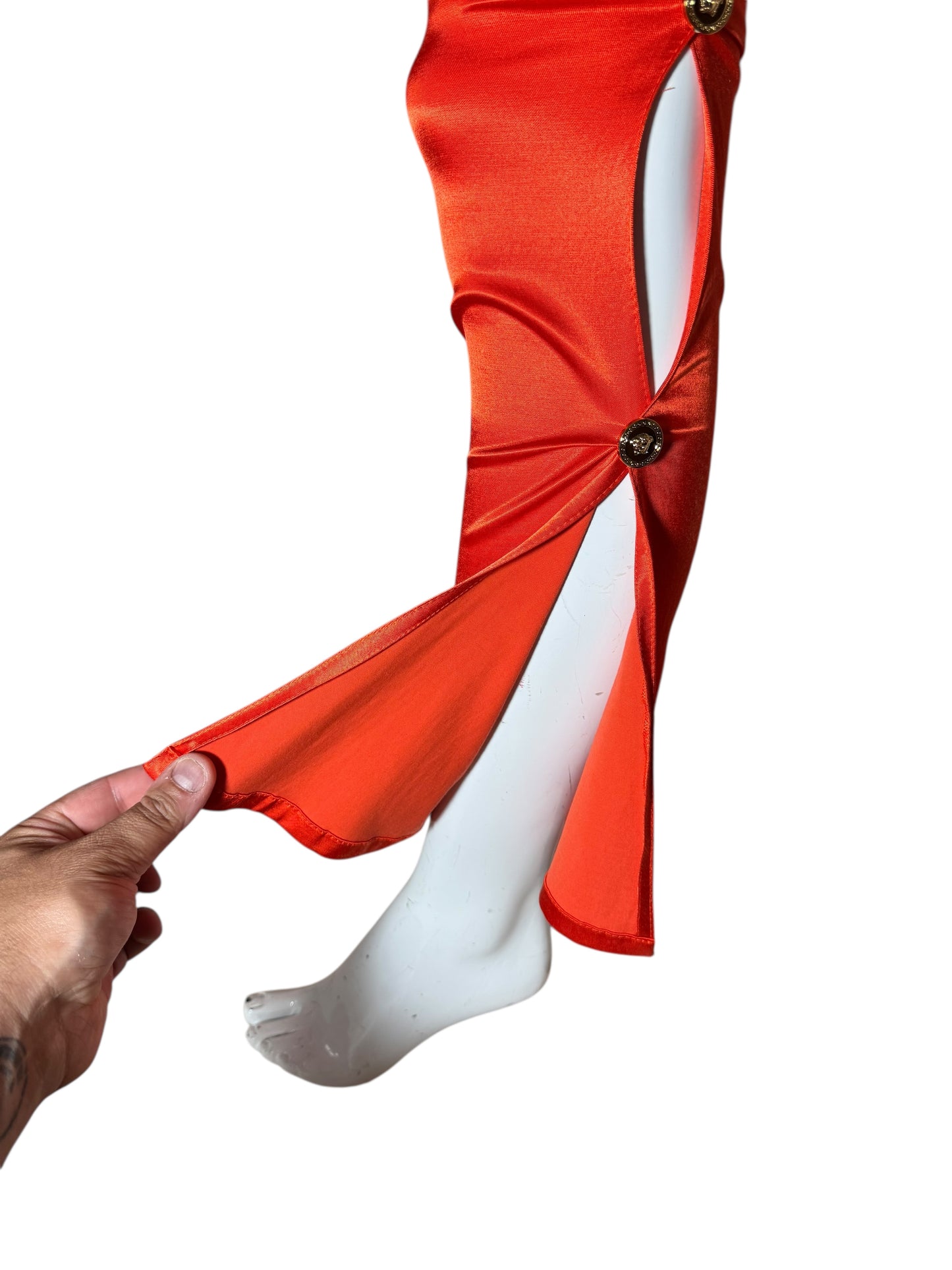 Pantaloni rossi satinati Versace con spacchi laterali e bottoni Medusa – Taglia 38