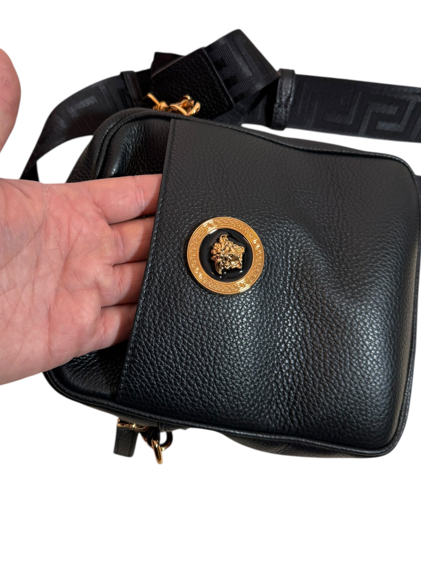Borsa a tracolla Versace in pelle nera con Medusa dorata