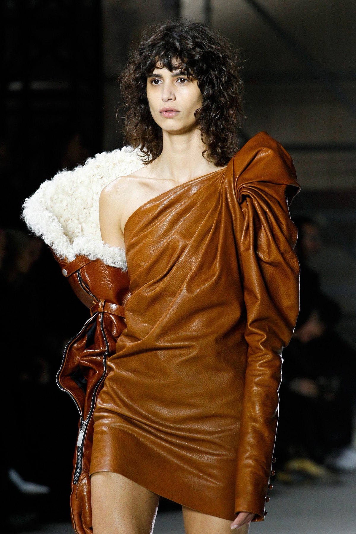 Saint Laurent mini abito in pelle — foto 21
