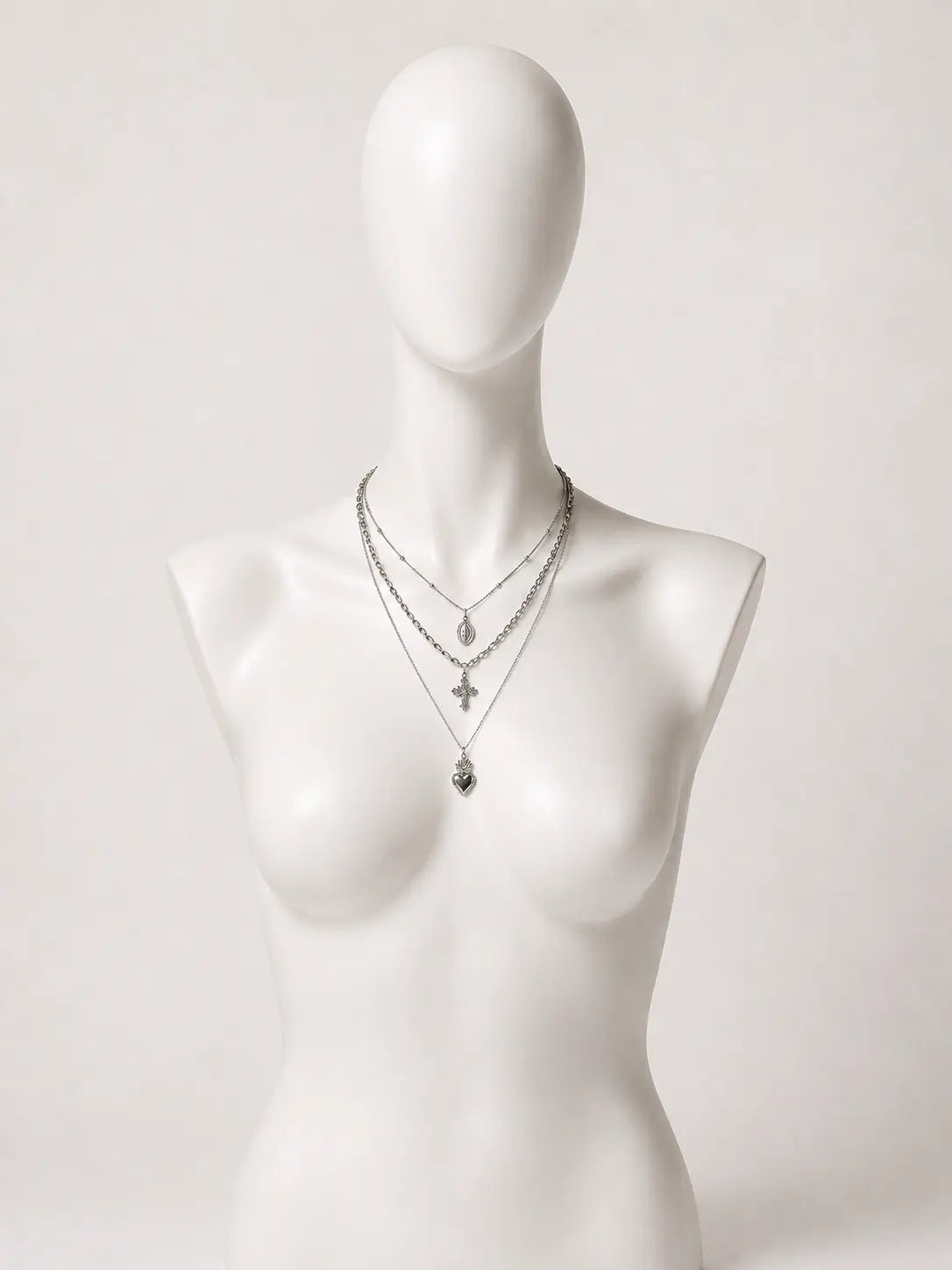 Collana multistrato argentata con cuore sacro e croce
