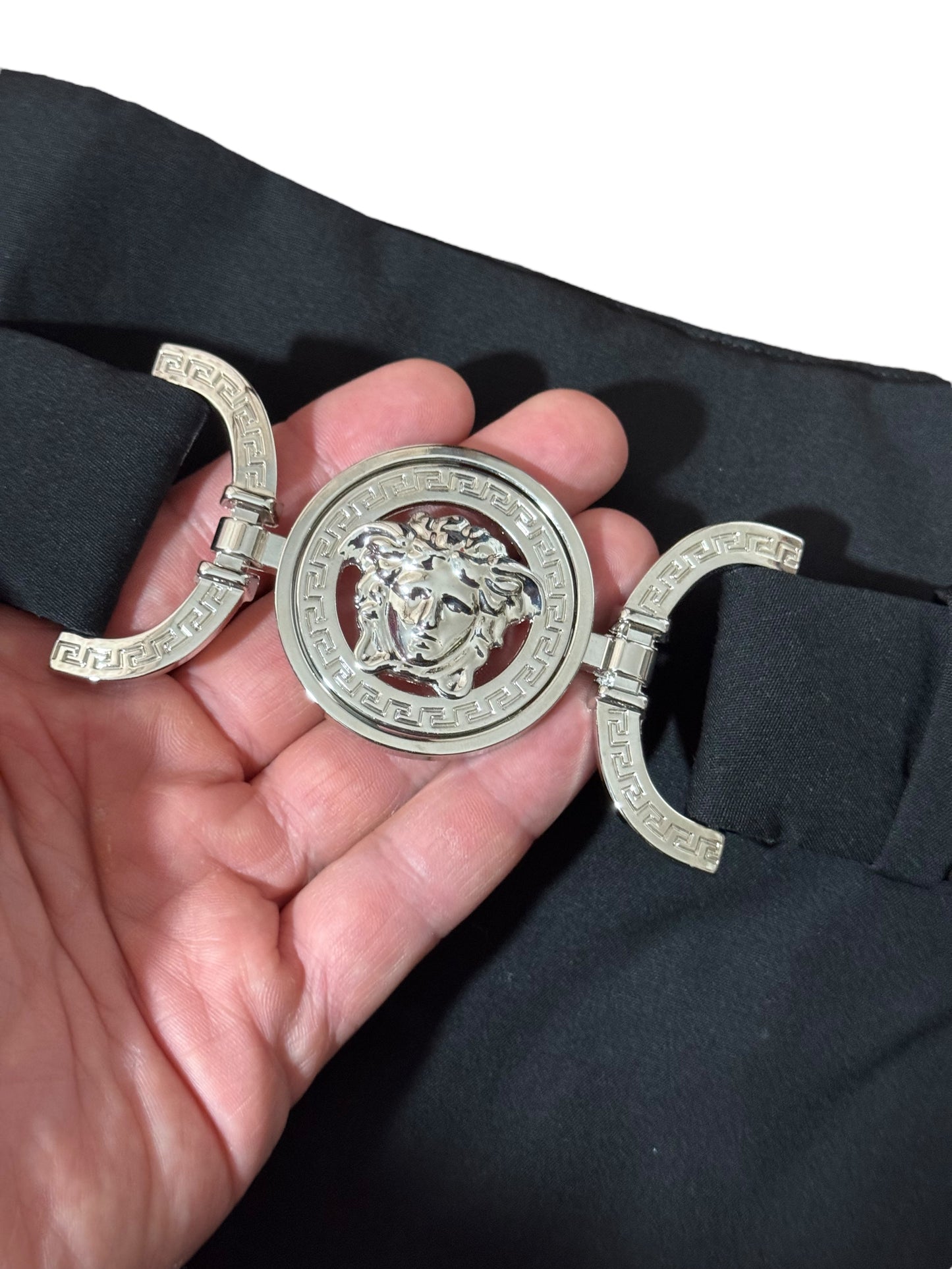 Gonna Versace nera con cintura Medusa in metallo, nuova con cartellino