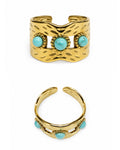 Anello regolabile dorato con tre cabochon turchesi