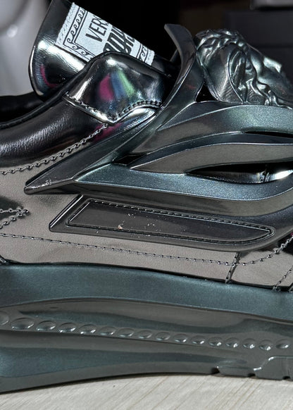 Versace Odissea sneakers grigio scuro metallizzato con logo Medusa 3D – IT 42