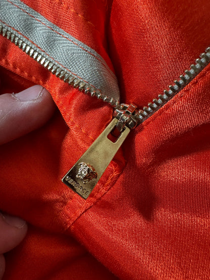 Pantaloni rossi satinati Versace con spacchi laterali e bottoni Medusa – Taglia 38