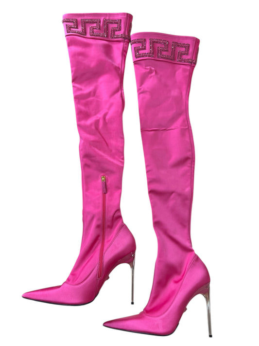Stivali alti Versace fucsia in satin con tacco a spillo e greca di strass – Nuovi, taglia 40