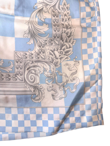 Shorts Versace in seta a quadri azzurri con cornice barocca