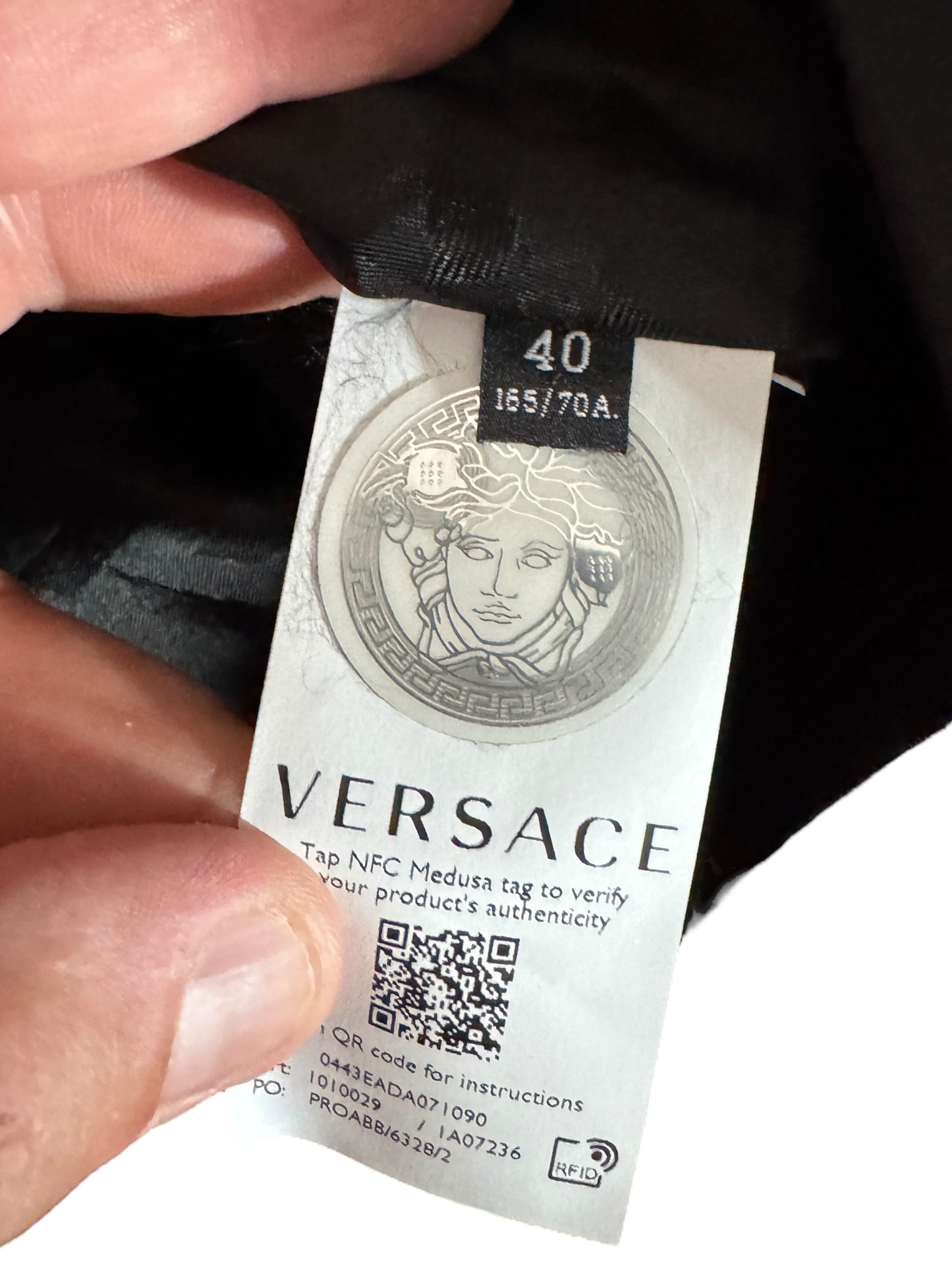 Gonna Versace nera con cintura Medusa in metallo, nuova con cartellino