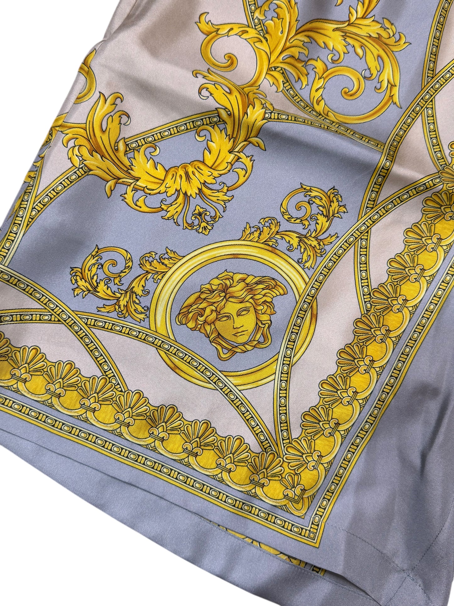 Shorts Versace in seta stampa barocca grigio e oro, nuovi con cartellino