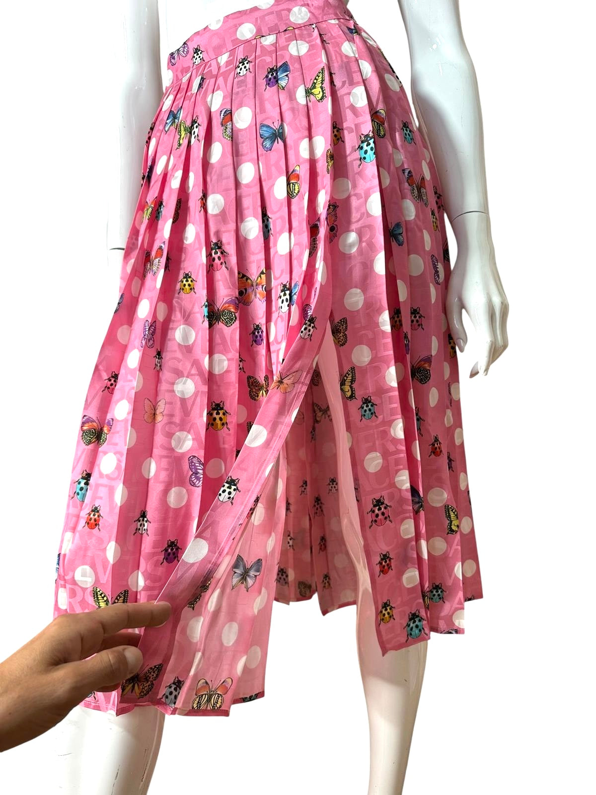 Versace gonna midi plissettata rosa con pois e stampa farfalle e coccinelle