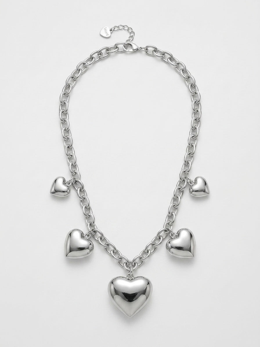 Collana argentata con cuori pendenti