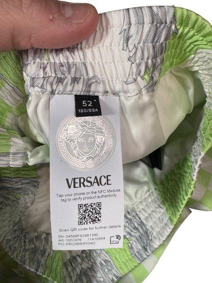 Shorts Versace in seta stampata verde, nuovi con cartellino, Made in Italy