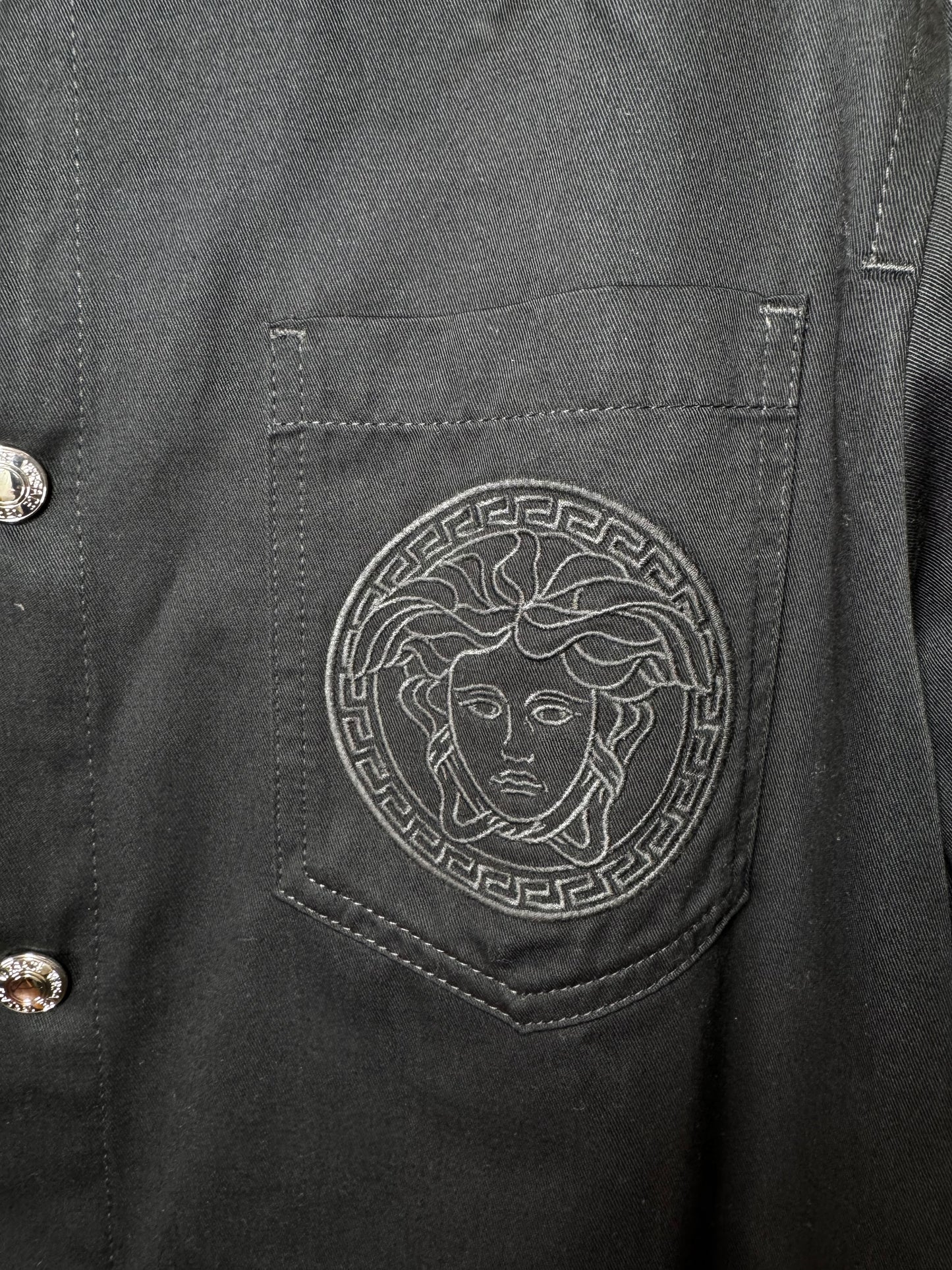 Camicia overshirt Versace nera con logo Medusa ricamato – Taglia 50.