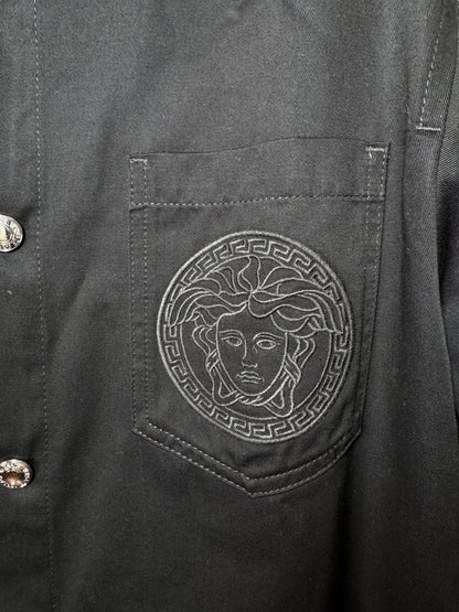 Camicia overshirt Versace nera con logo Medusa ricamato – Taglia 50.