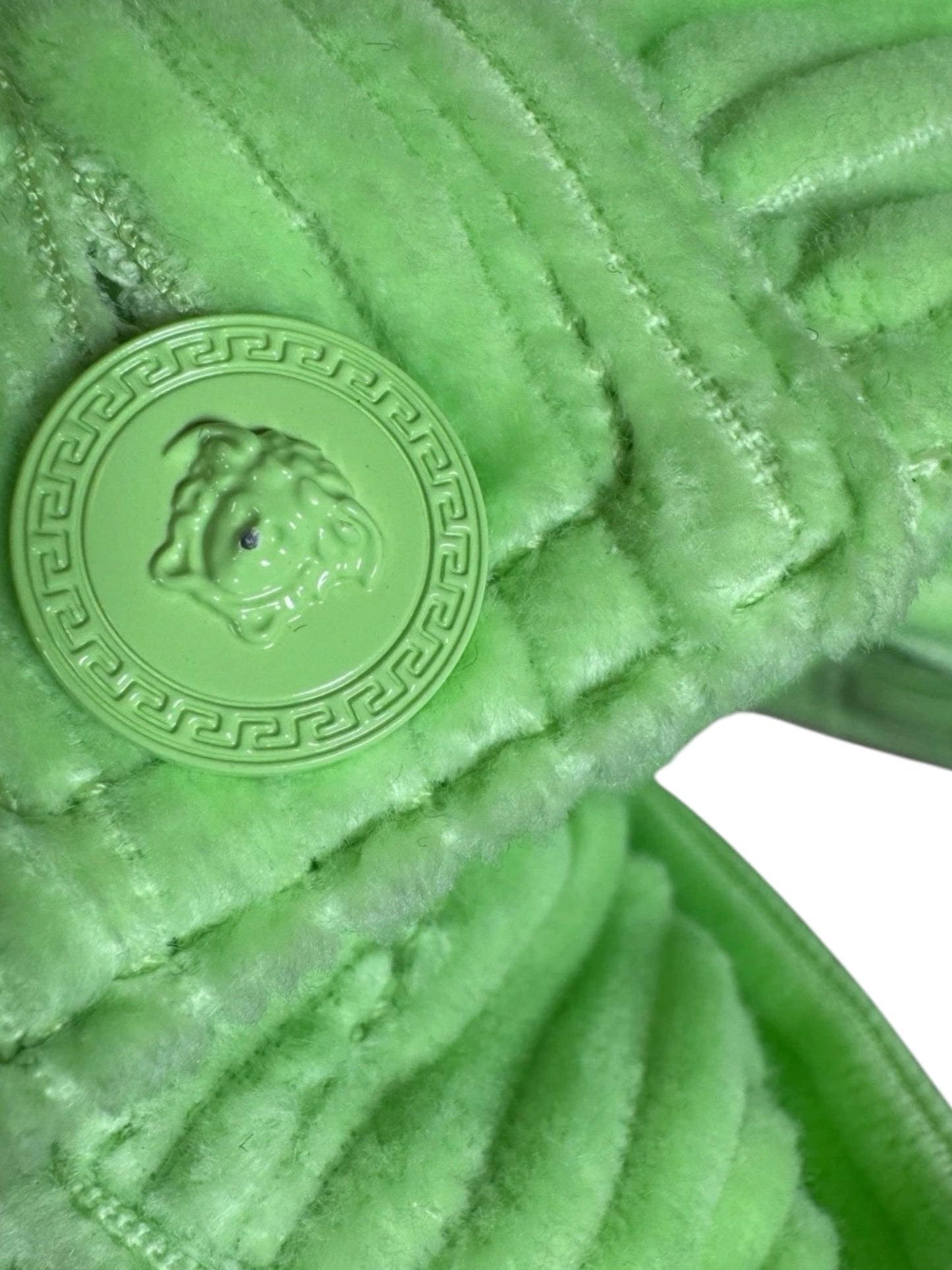 Giacca Versace in velluto a coste verde lime con bottoni

Medusa - Made in Italy.