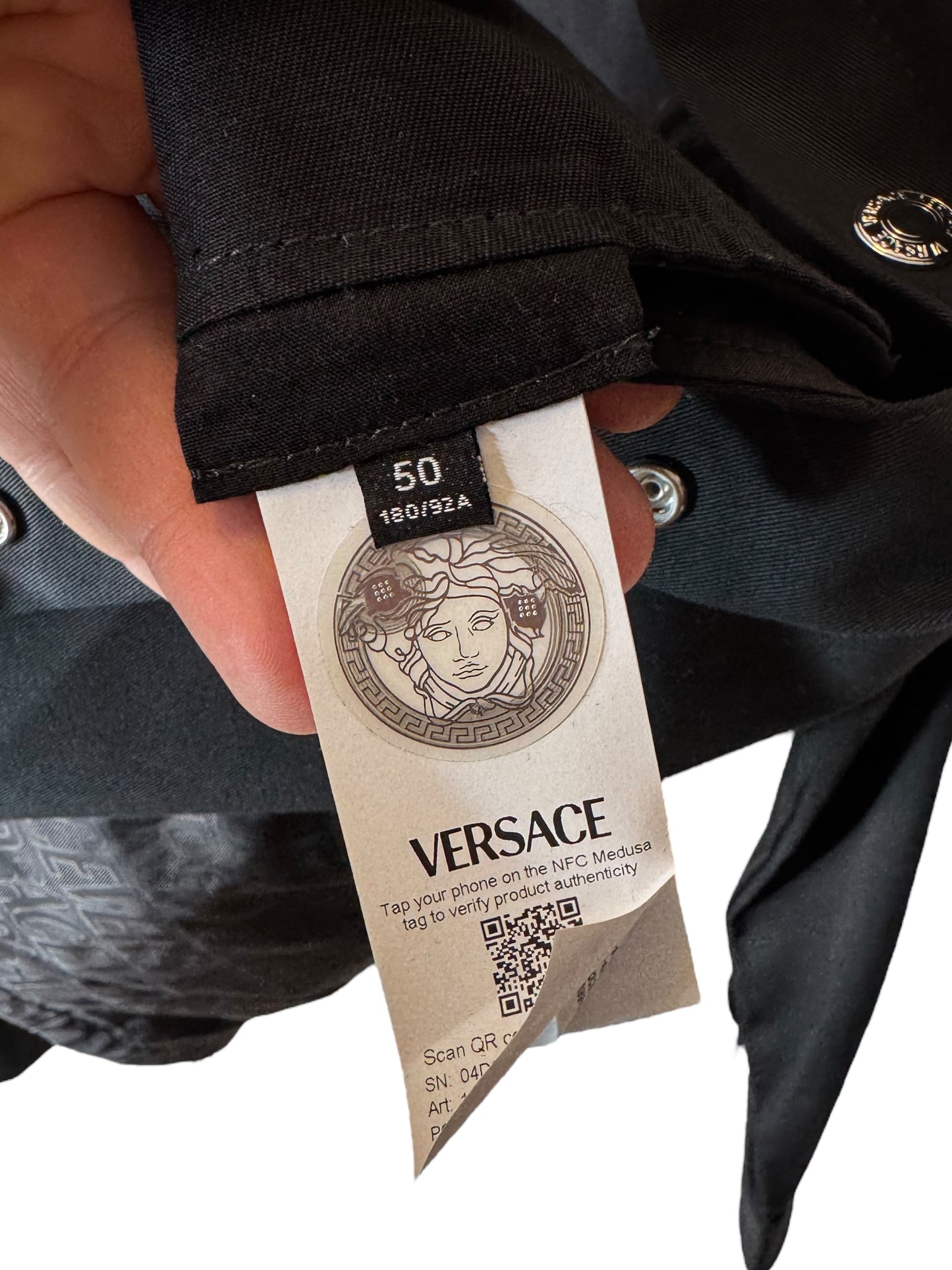 Camicia overshirt Versace nera con logo Medusa ricamato – Taglia 50.