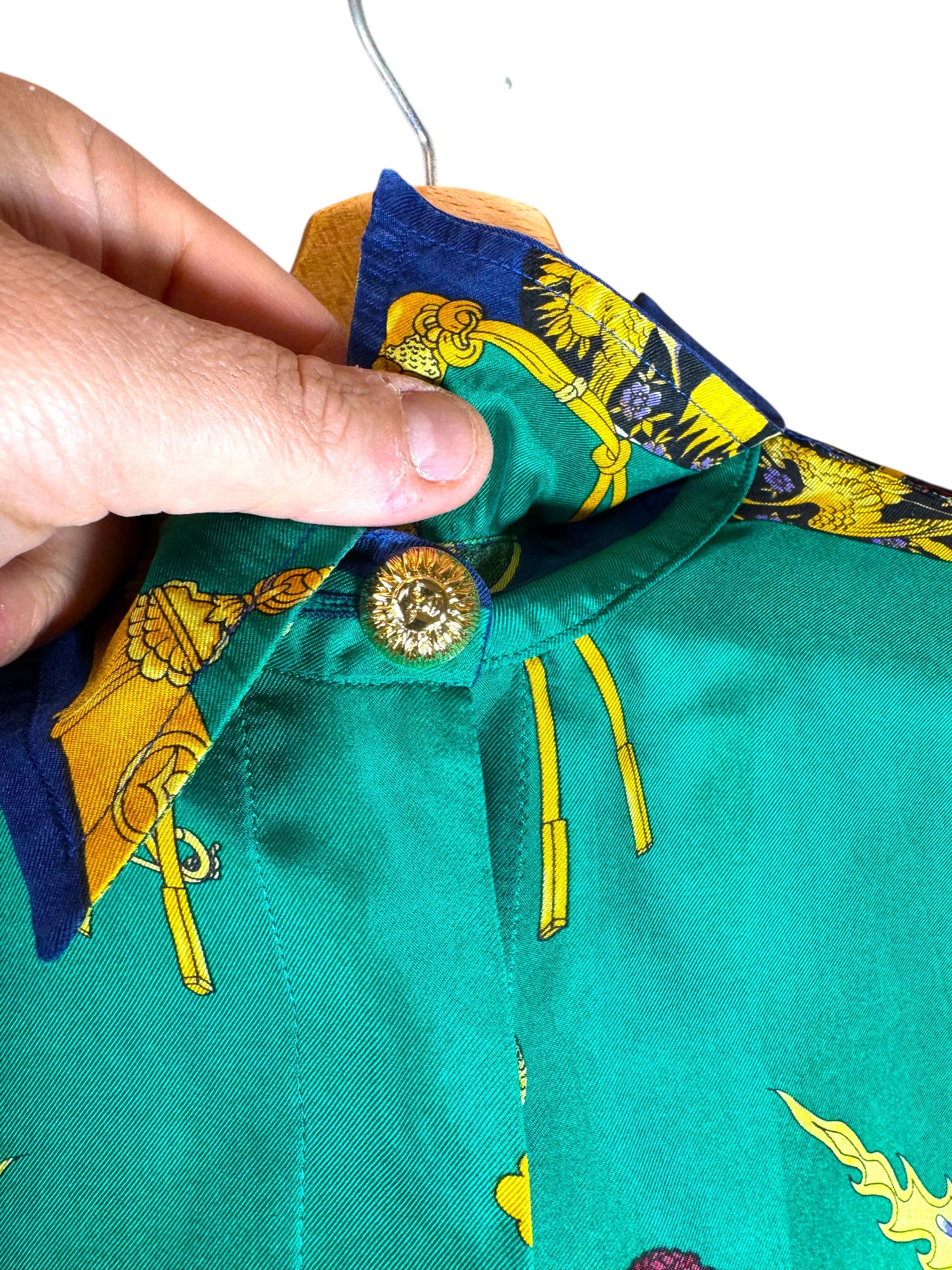 Camicia Gianni Versace Sport vintage in seta stampa Samurai – Made in Italy.