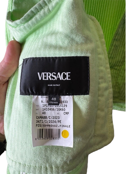 Giacca Versace in velluto a coste verde lime con bottoni

Medusa - Made in Italy.