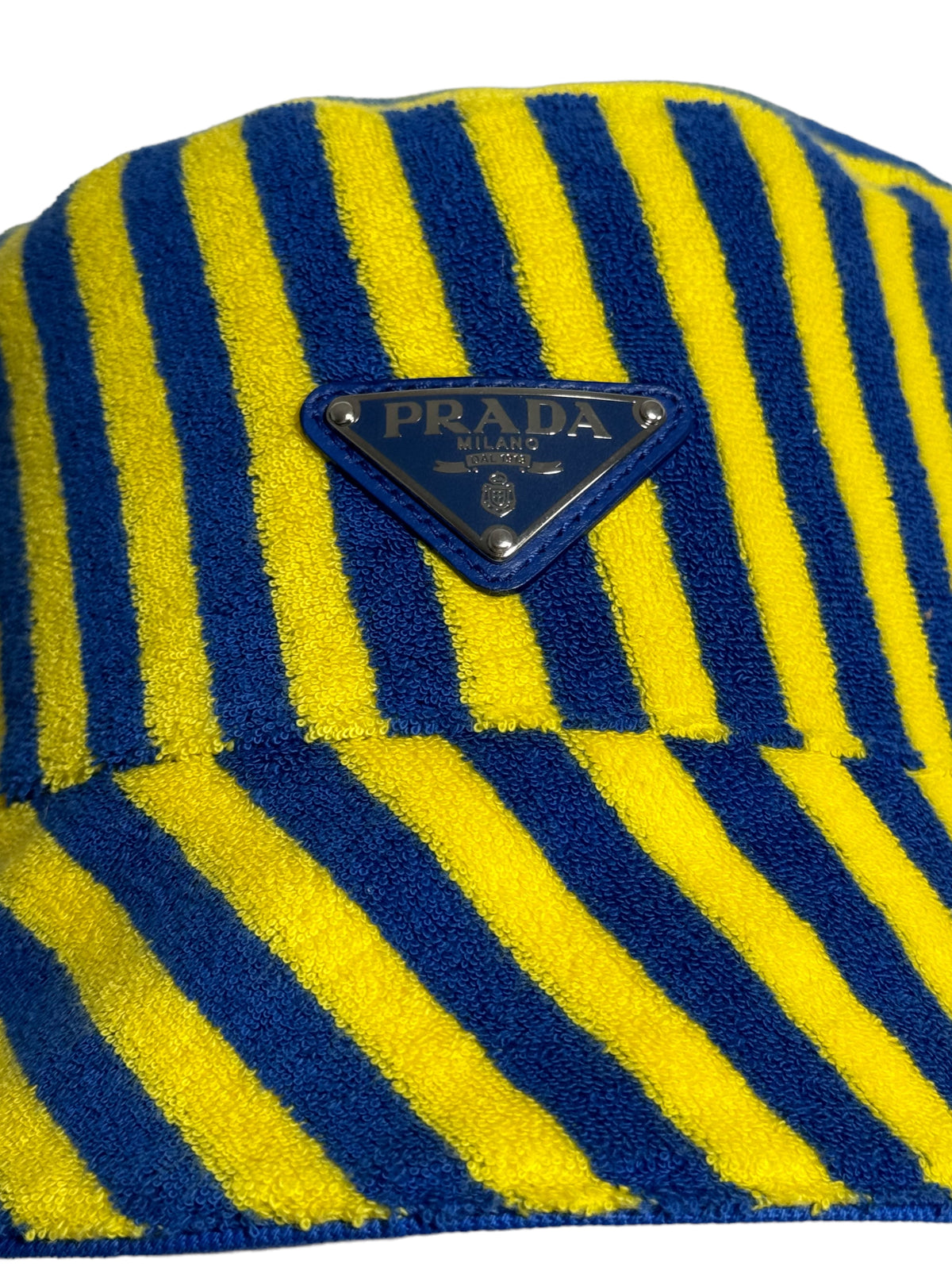 Prada cappello bucket in spugna rigata blu e giallo con logo triangolo — foto 4