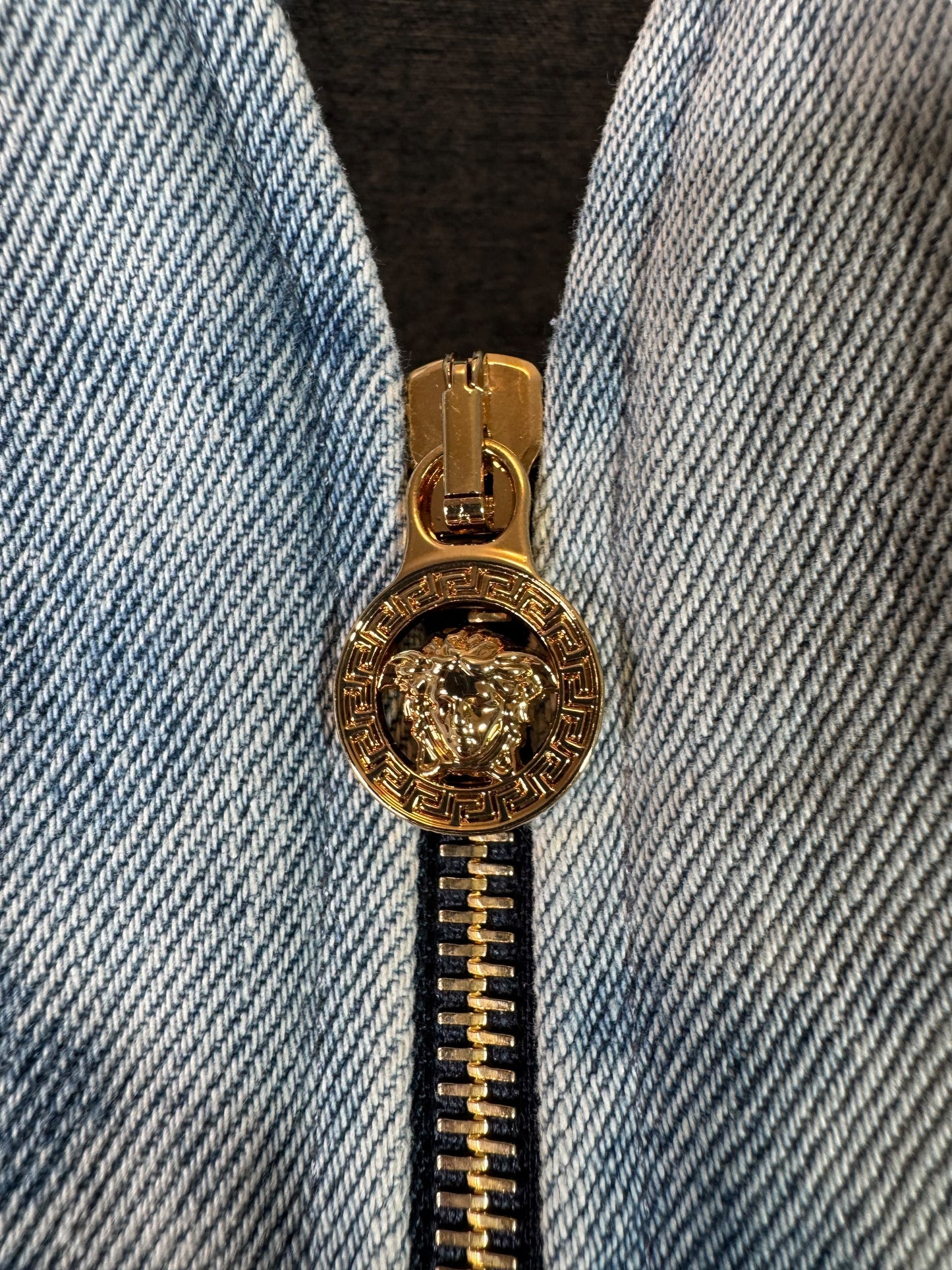 Versace Gilet Uomo in Denim Azzurro con Dettagli Medusa – Taglia 48 IT