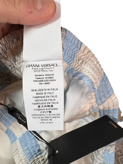 Shorts Versace in seta a quadri azzurri con cornice barocca