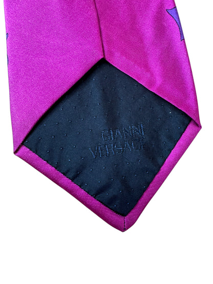 Cravatta Gianni Versace Vintage – Stile Regale con Stendardi, Bandiere e Simboli Araldici