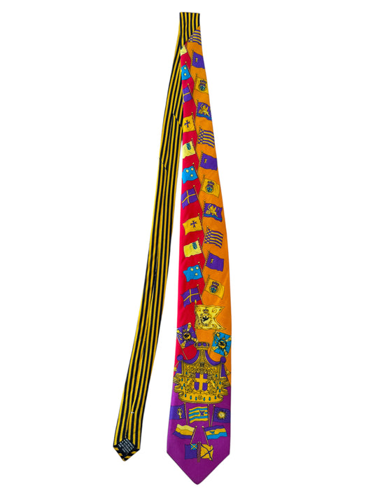 Cravatta Gianni Versace Vintage – Stile Regale con Stendardi, Bandiere e Simboli Araldici