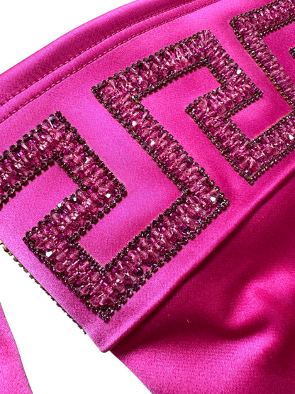 Stivali alti Versace fucsia in satin con tacco a spillo e greca di strass – Nuovi, taglia 40