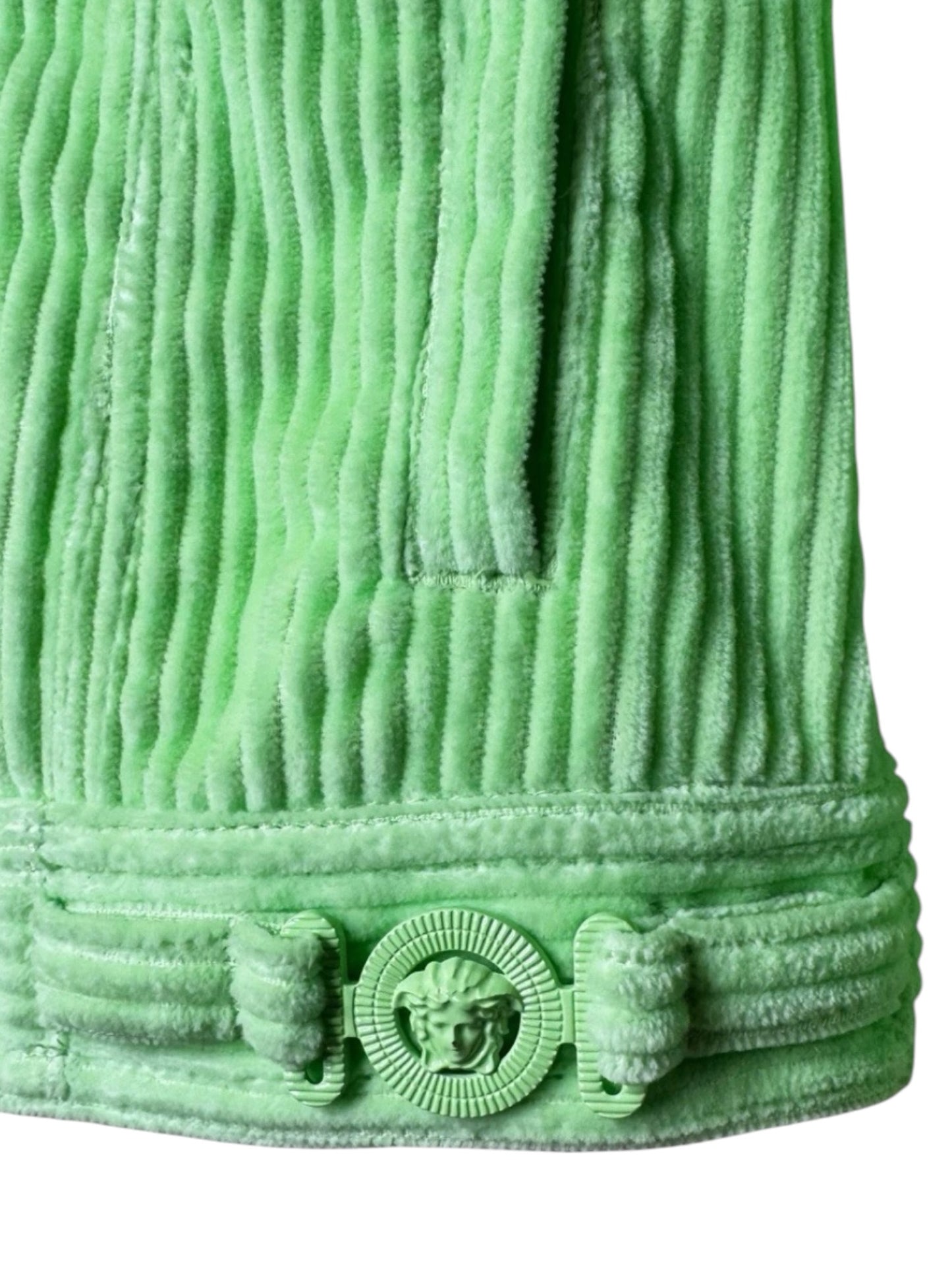 Giacca Versace in velluto a coste verde lime con bottoni

Medusa - Made in Italy.