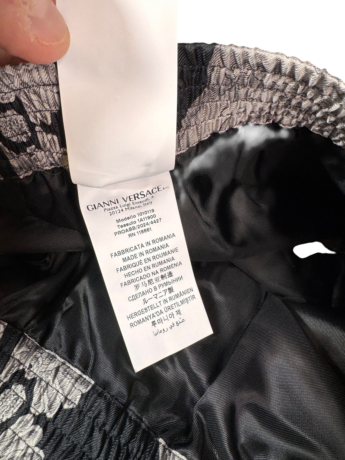 Shorts Versace in seta stampa barocca nero e argento, nuovi con cartellino