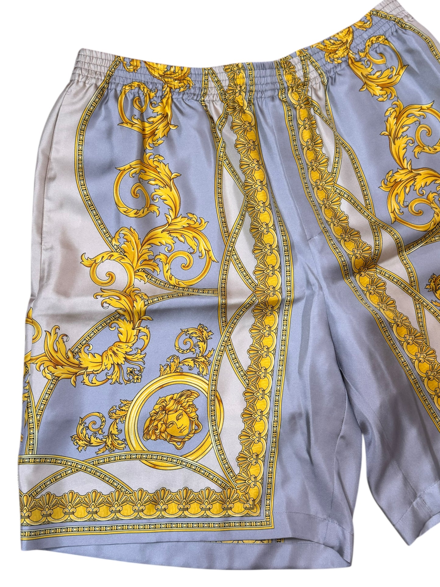 Shorts Versace in seta stampa barocca grigio e oro, nuovi con cartellino