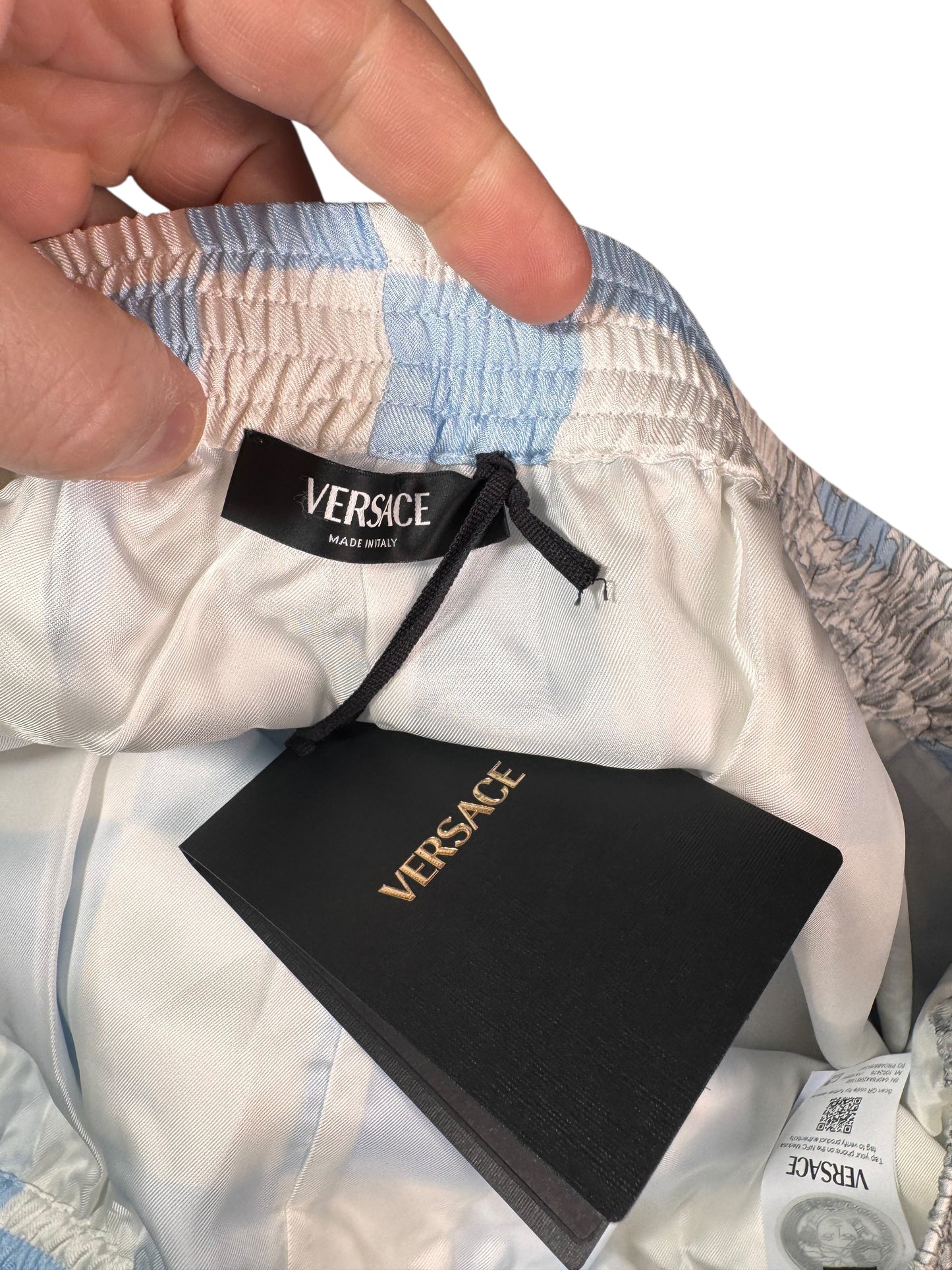 Shorts Versace in seta a quadri azzurri con cornice barocca