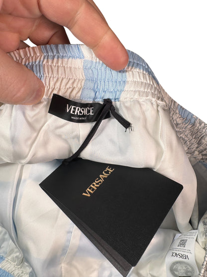 Shorts Versace in seta a quadri azzurri con cornice barocca