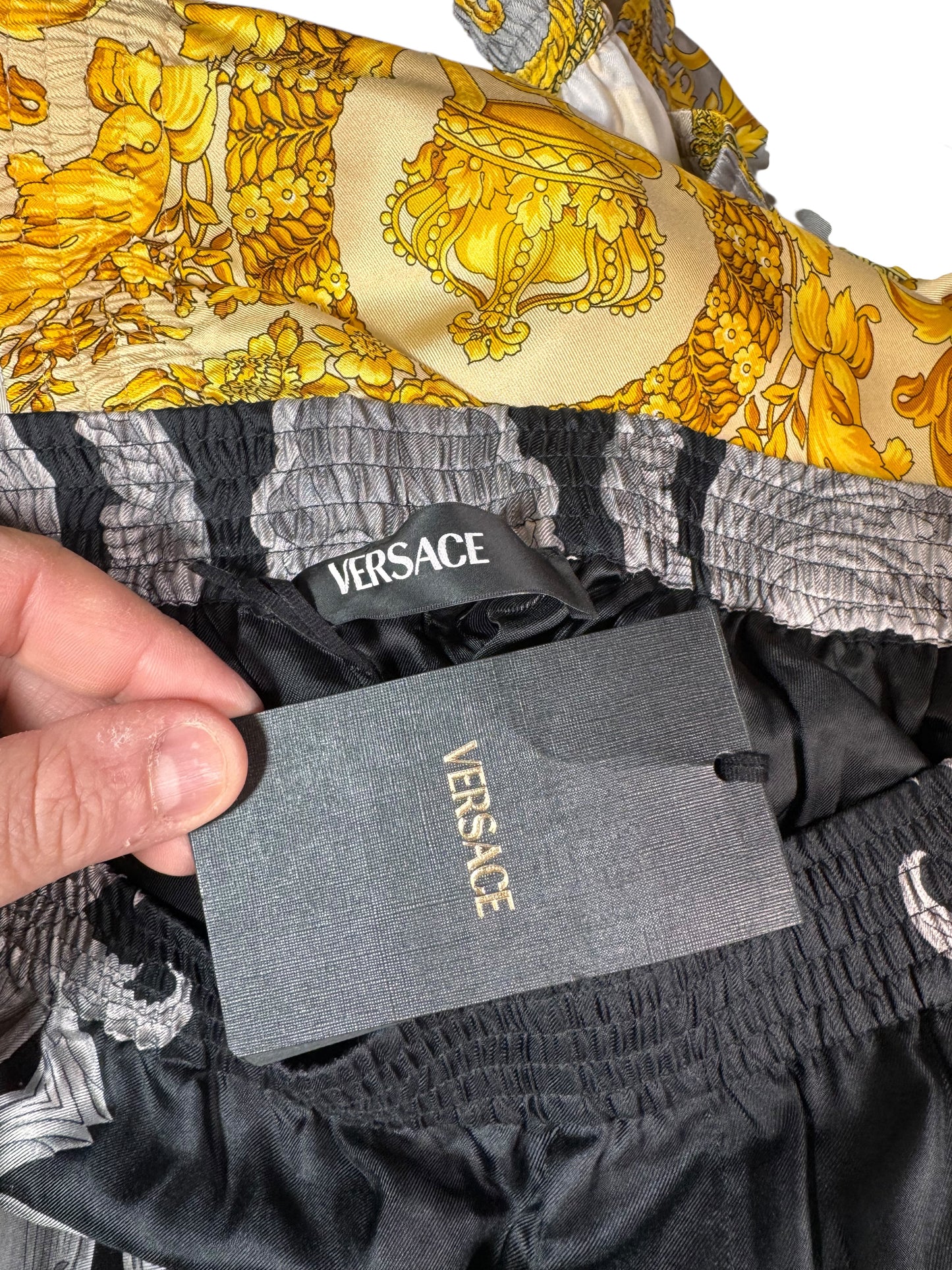 Shorts Versace in seta stampa barocca nero e argento, nuovi con cartellino