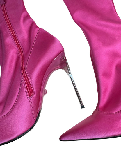 Stivali alti Versace fucsia in satin con tacco a spillo e greca di strass – Nuovi, taglia 40