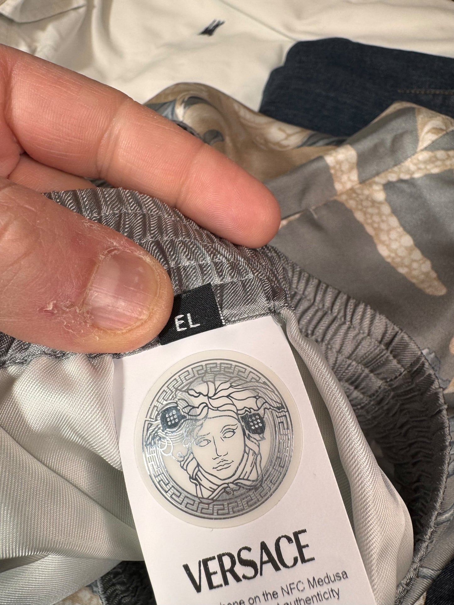 Shorts Versace in seta stampata, nuovi con cartellino, Made in Italy (XL)